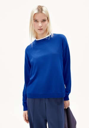 Blauer Strickpullover mit langen Ärmeln und rundem Halsausschnitt, mit einem kontrastierenden weißen Saum entlang des Kragens. Weiche Textur und lockere Passform.