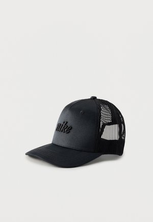 Fekete Nike trucker sapka hálós hátoldali panelekkel és ívelt karimával fehér háttéren.