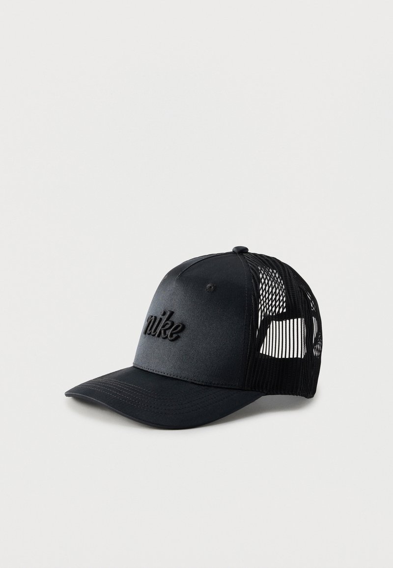 Μαύρο καπέλο Nike trucker με πίσω διχτυωτές επιφάνειες και κυρτό γείσο σε λευκό φόντο.