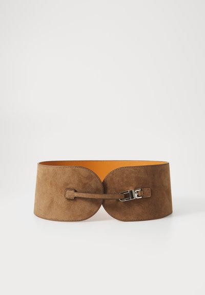 Cintura in suede marrone con un design ampio, dotata di una fodera arancione e una fibbia in metallo per la chiusura. Texture liscia con bordi arrotondati.