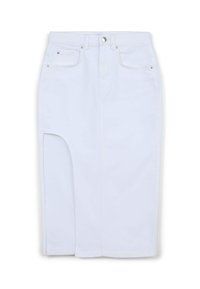 Jupe en denim blanche, longueur genou, avec une coupe droite. Elle comporte des poches avant, une fente frontale, une fermeture à bouton métallique et des finitions en métal argenté.