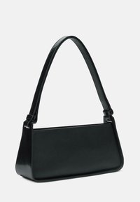 Borsa a mano in pelle nera con forma rettangolare strutturata, tracolla regolabile e design minimalista. Texture liscia, senza motivi visibili.