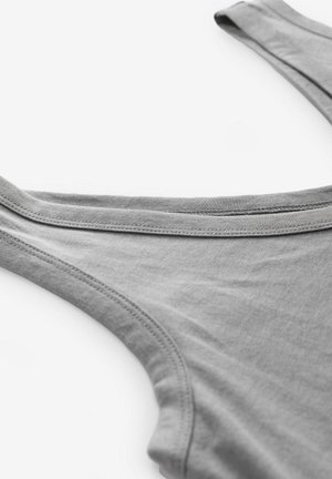Camiseta sin mangas gris con una textura suave y tirantes anchos. Presenta costuras dobles a lo largo del escote y las sisas.