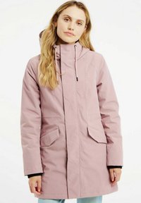 Parka imperméable rose avec un col haut, une capuche ajustable et des poches avant. Présente une texture lisse et une fermeture éclair dissimulée.