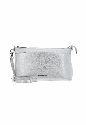 Pochette en cuir argenté avec une finition texturée, fermeture à glissière en haut et une bandoulière ajustable. Présente un logo de marque subtil sur le devant.