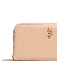 Béžová kožená peněženka s texturovaným povrchem, zlatými kovovými prvky a emblémem polo hráče. Obsahuje zipové uzavření na vrchu.