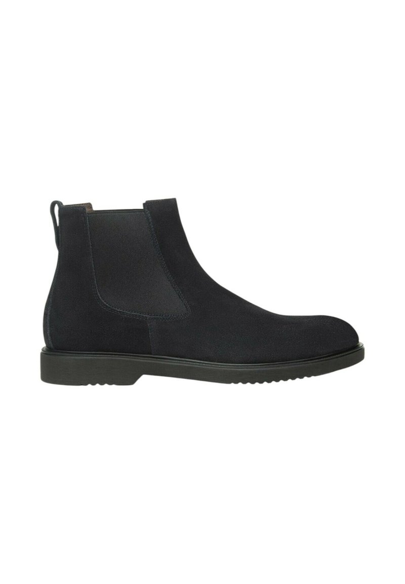 Stivale Chelsea in suede nero con pannelli elasticizzati ai lati, linguetta sul tallone e suola in gomma piatta.
