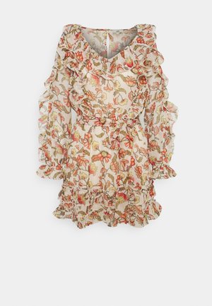 Vestido floral transparente con volantes en los bordes, mangas largas, escote en V y cinturón en la cintura en tonos de rojo, naranja y verde sobre un fondo claro.