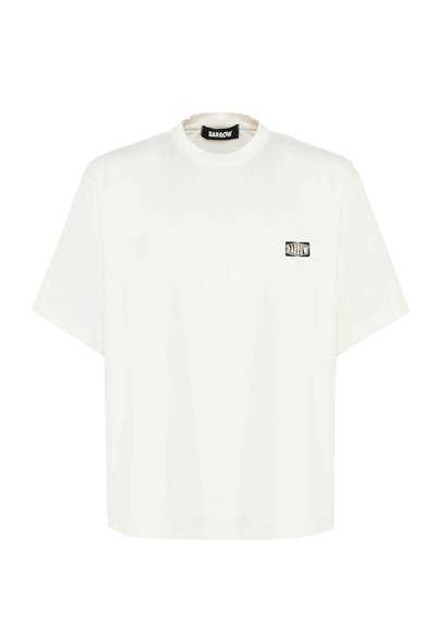 Camiseta blanca de manga corta fabricada en algodón, con un corte cuadrado y un pequeño logo gráfico negro en el lado izquierdo del pecho.
