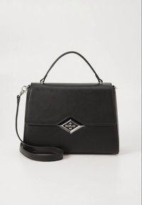 Μαύρη δερμάτινη τσάντα χειρός με καλοσχηματισμένο σχήμα, που διαθέτει αποσπώμενο ιμάντα ώμου, ασημένια μεταλλικά στοιχεία και λογότυπο σε σχήμα διαμαντιού στο μπροστινό μέρος.