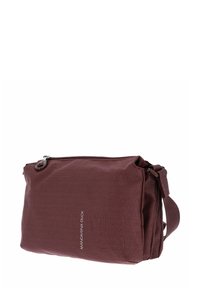 Bordeauxfarbene Umhängetasche aus strukturiertem Stoff mit dezentem Punktmuster. Verfügt über einen Reißverschluss und verstellbaren Riemen. Auffälliges Logo-Branding.