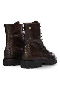Brązowe skórzane botki za kostkę z wężową fakturą, okrągłym noskiem i czarną gumową podeszwą. Posiadają sznurowanie z przodu oraz akcent z logo.