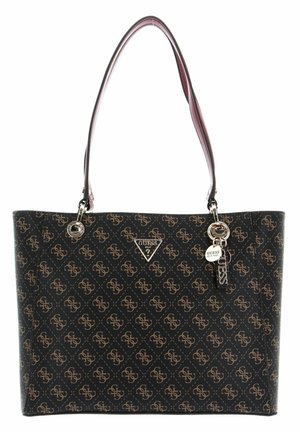 Czarna torba typu tote Guess z brązowym wzorem monogramu, podwójnymi ramiączkami na ramię i ozdobnymi metalowymi zawieszkami z logo z przodu.