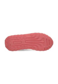 Suola di sneaker in gomma rosa con una presa testurizzata, caratterizzata da motivi orizzontali e verticali, e un logo al centro.