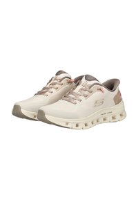 Para beżowych i różowych sneakersów Skechers Glide-Step z amortyzowanymi podeszwami i górą z siateczki.