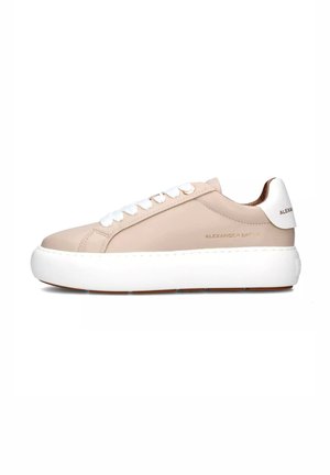 Sneaker in pelle beige con suola in gomma bianca, dotate di lacci bianchi e un piccolo logo sul tallone. Texture liscia, design low-top.