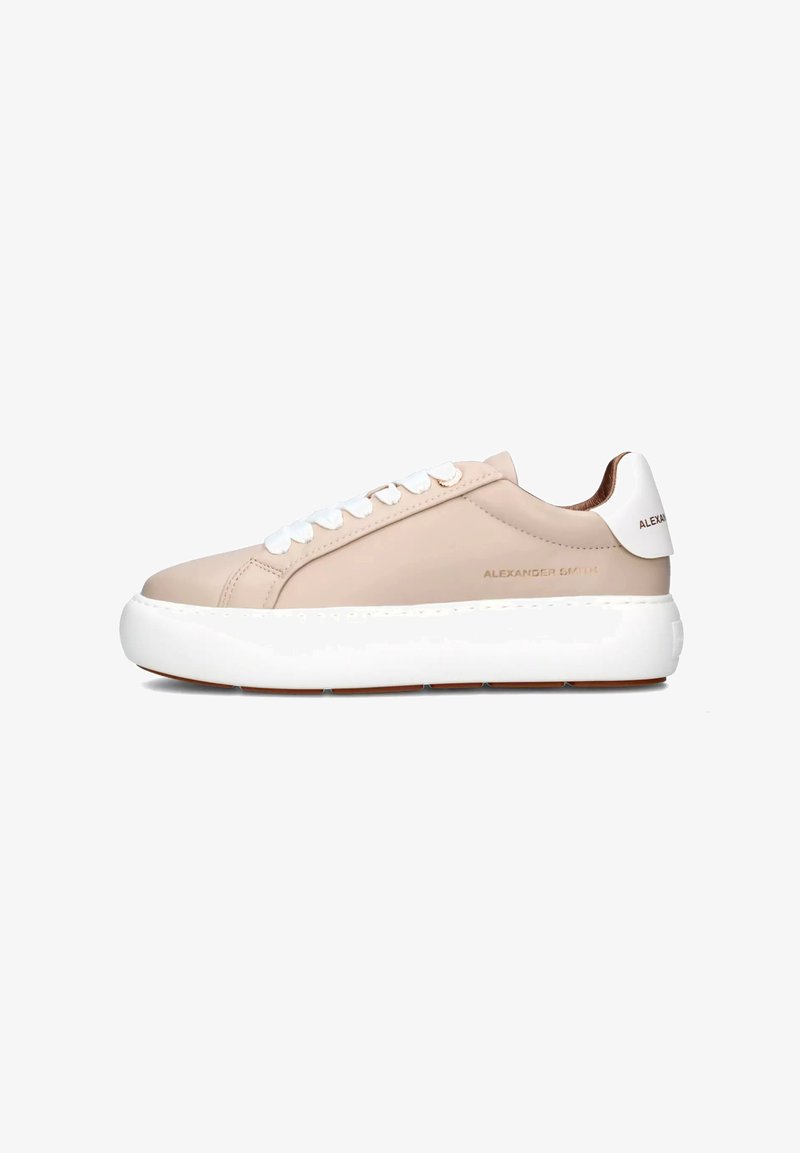 Sneaker in pelle beige con suola in gomma bianca, dotate di lacci bianchi e un piccolo logo sul tallone. Texture liscia, design low-top.