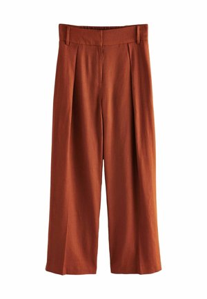 Weite rostfarbene Hose mit hoher Taille, Gürtelschlaufen, vorderen Falten und verdecktem vorderem Verschluss, vor weißem Hintergrund dargestellt.