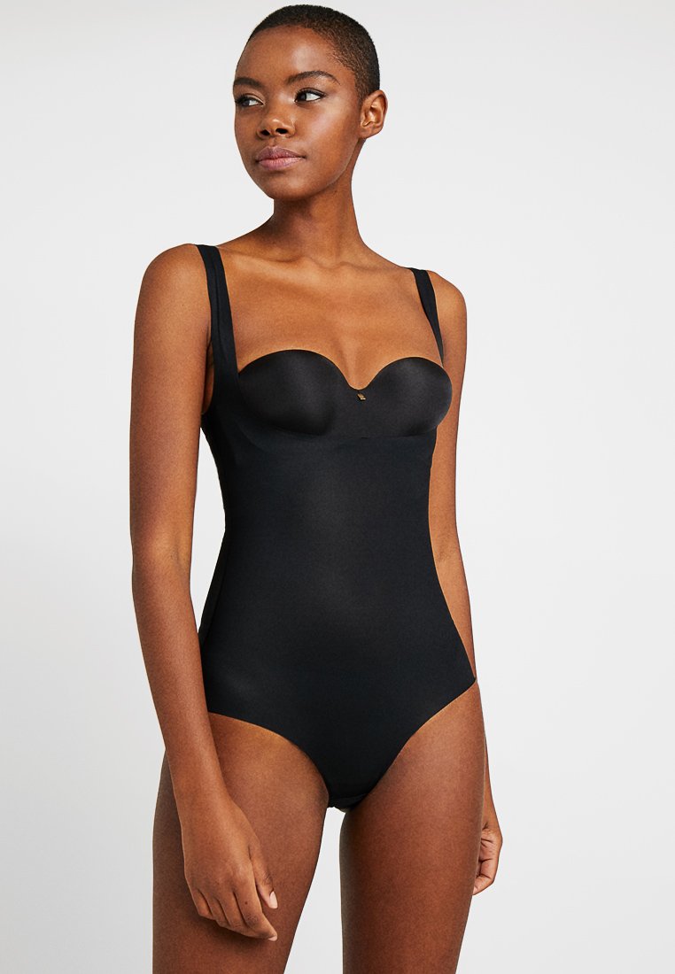 Μαύρο ολόσωμο με γλυκό ντεκολτέ, παχιές τιράντες και λείο, ελαστικό ύφασμα. Διαθέτει μια διακριτική λεπτομέρεια μπροστά και εφαρμοστή σιλουέτα.