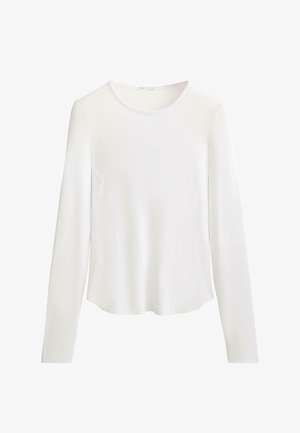 Witte ribbeltrui met lange mouwen, een ronde halslijn en subtiele naaddetails die de taille vormen, weergegeven op een effen witte achtergrond.