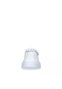 Sneaker bianco con pelle testurizzata, suola piatta, cinturino a pois viola e lacci anteriori. Presenta una punta arrotondata e un design minimalista.