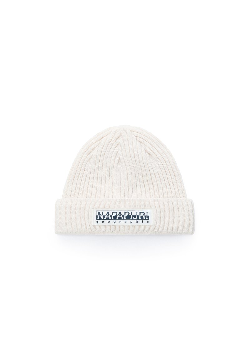 Hvid strikket hue med ribbet tekstur og en foldet kant, der har et rektangulært mærke med teksten "NAPAPIJRI geographic" i mørkeblå.
