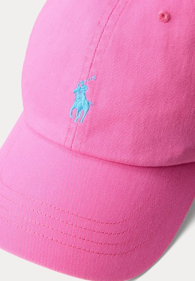 Ροζ καπέλο μπέιζμπολ από υφασμάτινο υλικό με υφή, με μπλε κεντημένο λογότυπο πολίστα στο μπροστινό μέρος, με ραμμένες λεπτομέρειες.