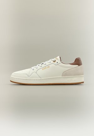 Valge madala säärega toss, helepruuni kontsakaeluse, seemisnahast kannaäärise, kuldse "REPLAY" logoga külgedel, valgete paeltega ja kummisest tallaosaga.