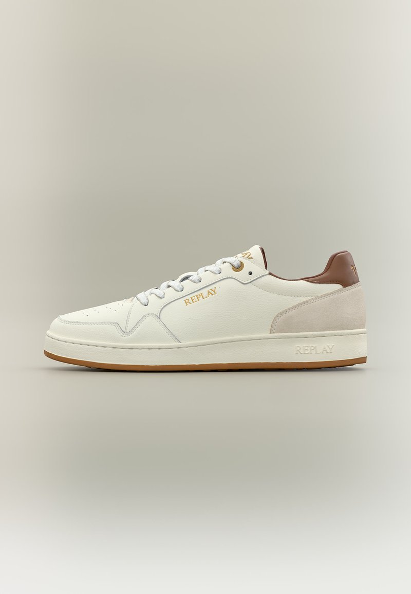 Λευκό αθλητικό παπούτσι χαμηλού τύπου με ανοιχτό καφέ περιμετρικό μέρος στη φτέρνα, σουέντ τμήμα στη φτέρνα, χρυσό λογότυπο "REPLAY" στο πλάι, λευκά κορδόνια και σόλα από καουτσούκ.