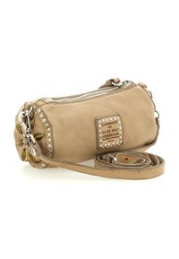 Borsa a mano in pelle beige con cerniera argentata, borchie decorative e dettagli a foglia d'oro. Include una tracolla regolabile e un'etichetta rettangolare del marchio.