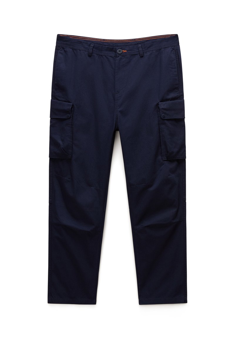 Marineblauwe cargobroek gemaakt van duurzaam fabric, met meerdere zijzakken en een rechte pijpdesign. Sluiting met knoop en rits.