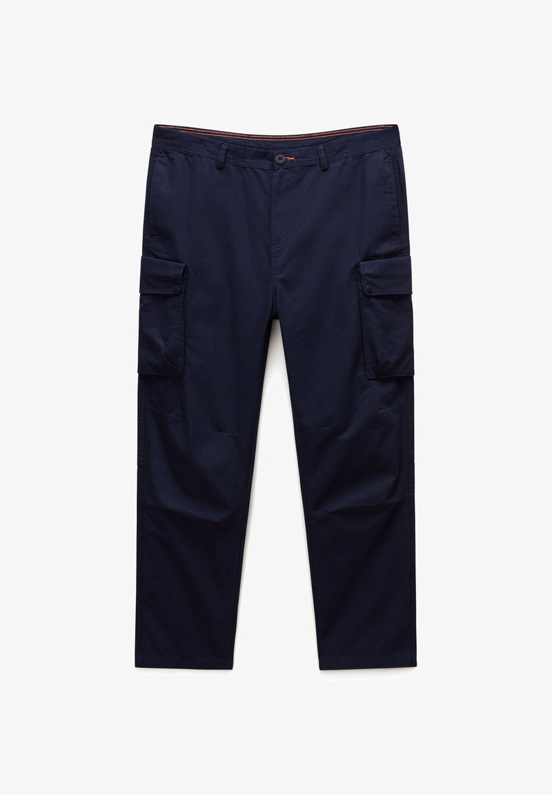 Marineblauwe cargobroek gemaakt van duurzaam fabric, met meerdere zijzakken en een rechte pijpdesign. Sluiting met knoop en rits.