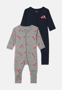 Set od dva dječja kombinezona: jedan tamnoplavi s prednjim patentnim zatvaračem, jedan sivi s uzorkom crvenih vatrogasnih kamiona. Oba imaju duge rukave i uski kroj.