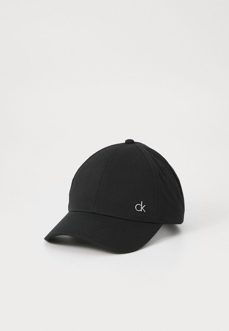 Svart baseballcap laget av stoff med avrundet krone, buet skjerm og liten metalllogo foran. Enkelt design og jevn tekstur.