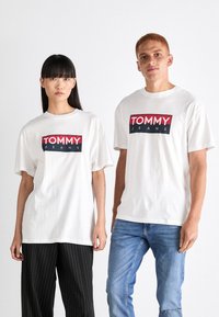 Tommy Jeans ENTRY TEE UNISEX - Camiseta estampada - white