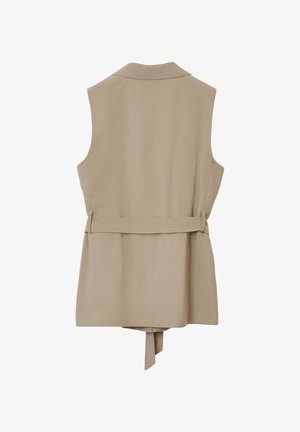 Veste sans manches beige avec un col à revers, taille ceinturée et coupe droite. Tissu lisse avec un éclat subtil et sans motifs apparents.