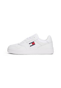Baskets basses blanches avec lacets et patch logo Tommy Jeans sur le côté, avec un design épuré et lisse et une semelle en caoutchouc.