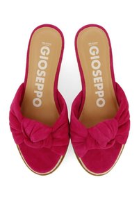 Chanclas de ante fucsia con detalle de lazo anudado en la parte frontal, puntera abierta y suela plana. El interior presenta el nombre de la marca "Gioseppo."