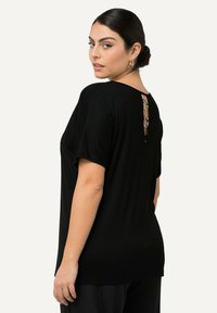 Ulla Popken CUTOUT SHORT SLEEVE TEE - Jednoduché tričko - black