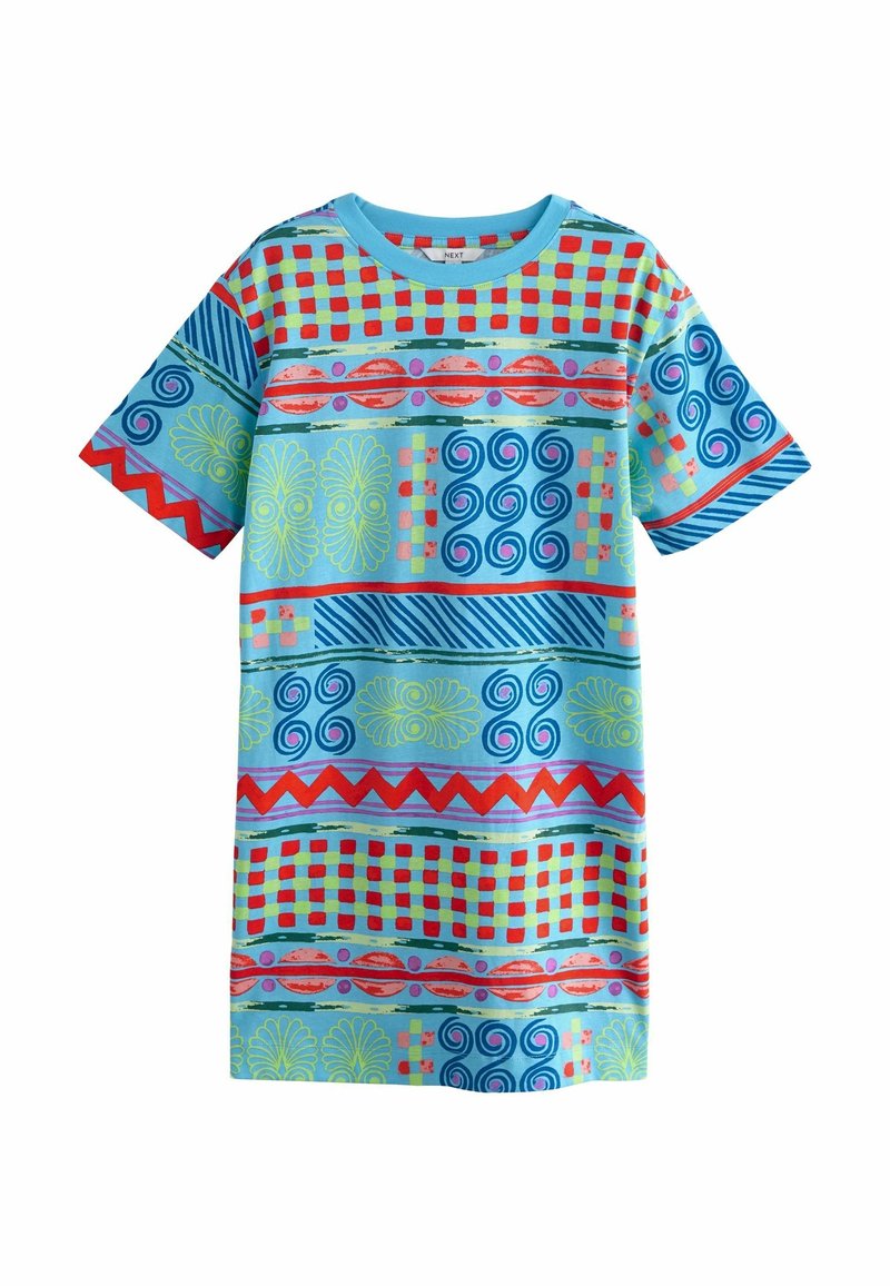 T-shirt bleu clair à manches courtes avec des motifs géométriques et tourbillonnants rouges, jaunes et bleus disposés en bandes horizontales.