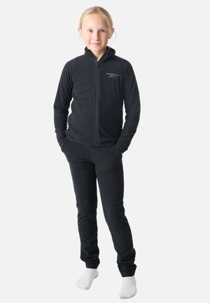Svart fleece-träningsdräkt med en zip-up jacka och matchande byxor, med en mjuk textur och subtil logotypdetalj på bröstet.