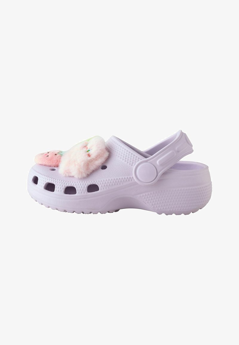 Sabot violet clair à enfiler avec des trous d'aération et un accessoire rose pelucheux en forme de cœur sur le dessus, avec une bride de talon réglable.
