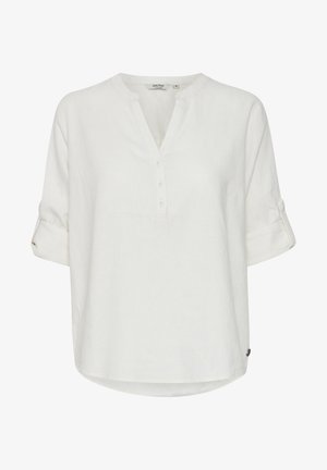 Chemise en lin blanc avec une patte de boutonnage, des manches courtes retroussées et un ourlet incurvé. Présente une texture subtile et un logo sur le côté.