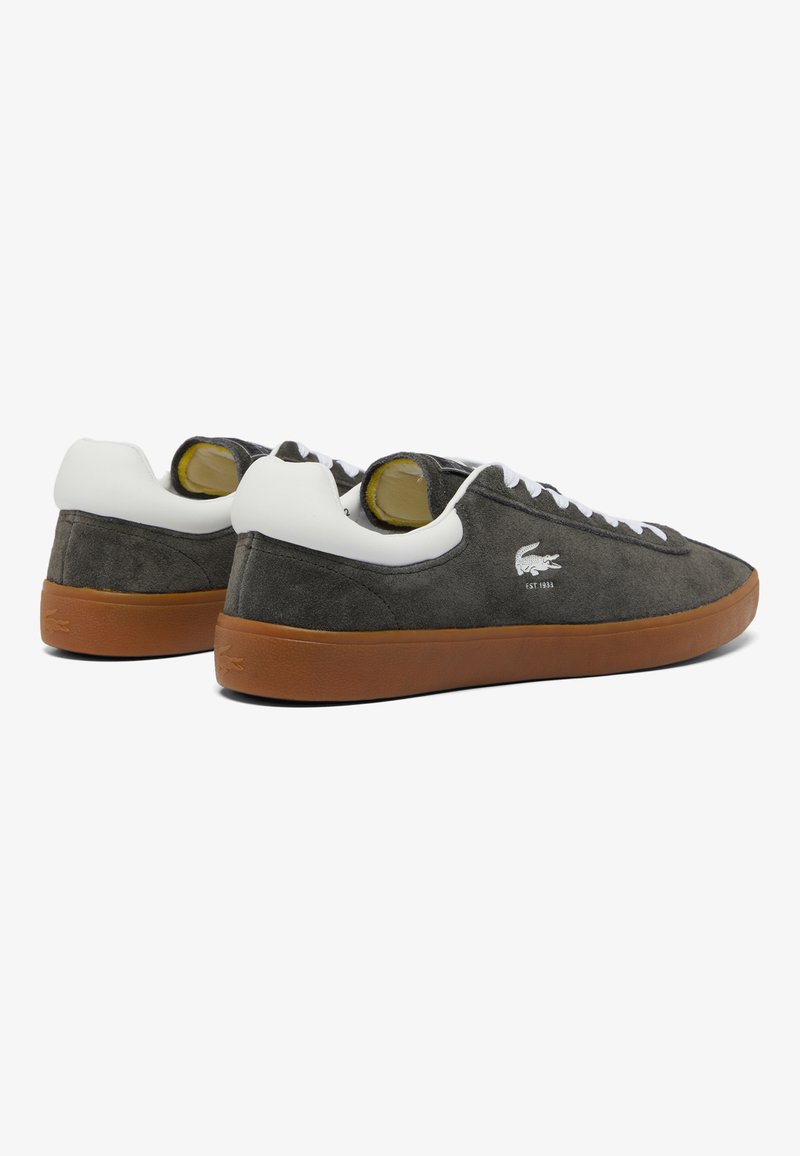 Szare zamszowe Sneakersy z białymi akcentami, z brązową gumową podeszwą i sznurówkami, a także logiem z boku. Prosty, niskoprofilowy design.