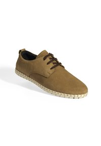 Chaussure en cuir perforé marron avec des lacets marron foncé et une semelle tissée claire. Elle présente un bout arrondi et un léger talon.