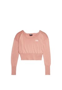 Różowy, krótki sweter typu pulower z długimi rękawami, prążkowanym dołem oraz małą prostokątną naszywką z logo z przodu. Miękka, gładka faktura.