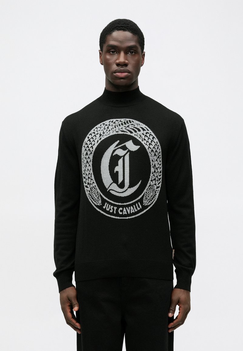 Pulover negru din tricot, prezentând un logo circular gri cu textul "Just Cavalli". Design cu guler înalt, cu manșete și tiv cu nervuri. Textură netedă.