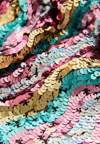 Paillettenstof met een golvend patroon in tinten roze, blauw, goud en iriserende accenten, dicht op elkaar gelegd voor textuur.