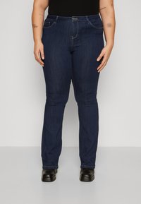 Vaqueros de mezclilla azul oscuro con pierna recta, con una tapa de botones, bolsillos frontales y detalles de costura sutiles. Textura suave.