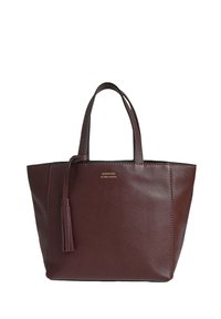Sac fourre-tout en cuir marron avec deux poignées, pr�ésentant une surface texturée et un détail en frange. Logo embossé sur le devant. Forme rectangulaire.